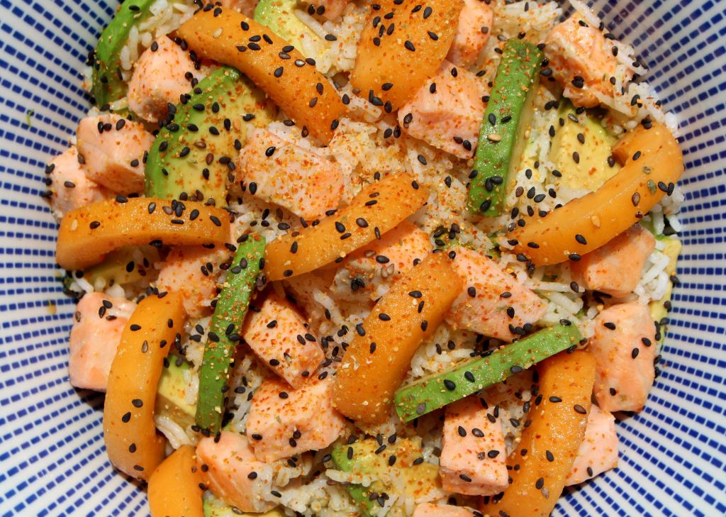 Ensalada de arroz, salmón y nísperos