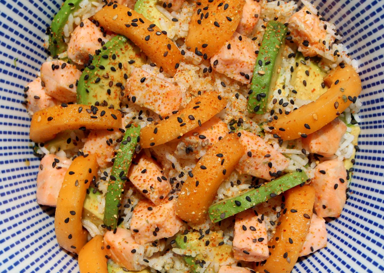 Ensalada de arroz, salmón y nísperos