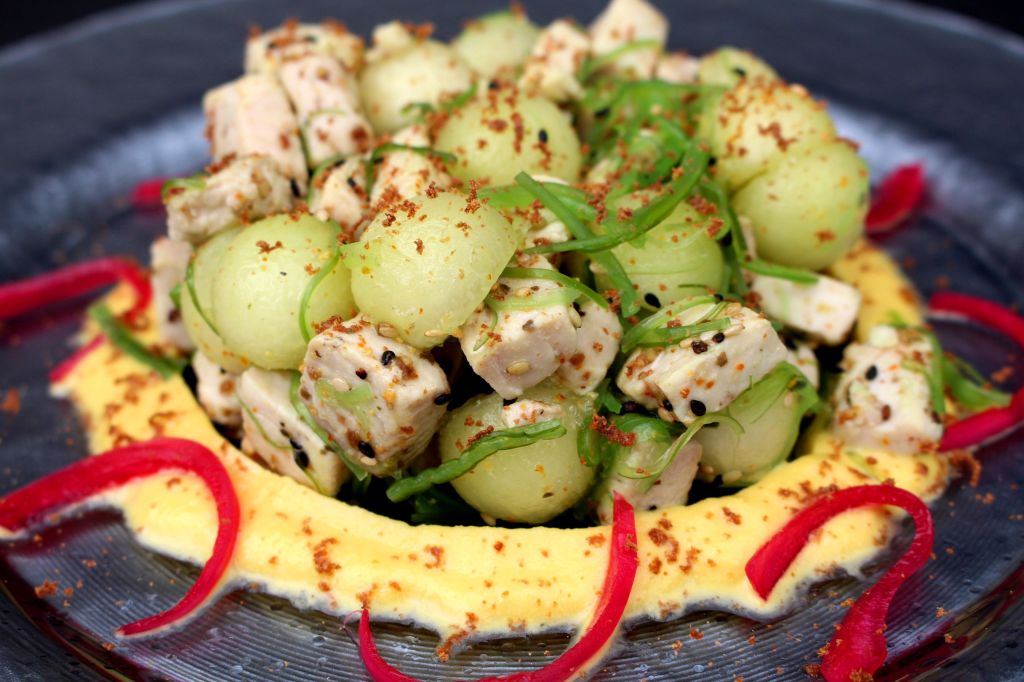 Ensalada de bonito, melón, wakame y emulsión de ají amarillo