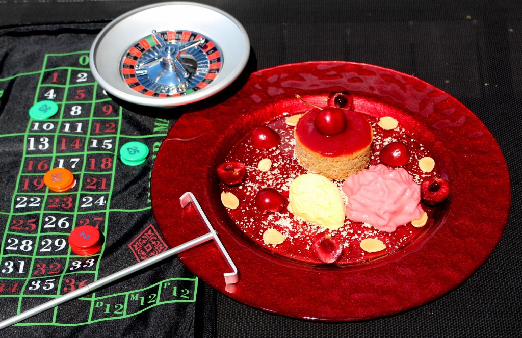Cerezas, almendras y helado de queso de cabra