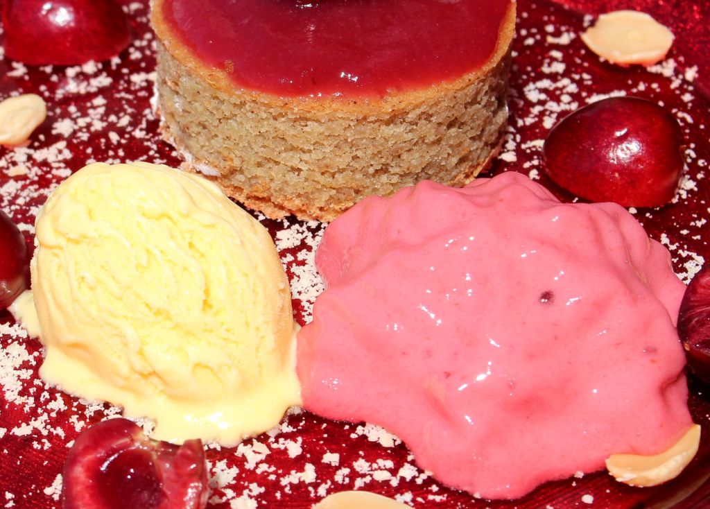 Cerezas, almendras y helado de queso de cabra
