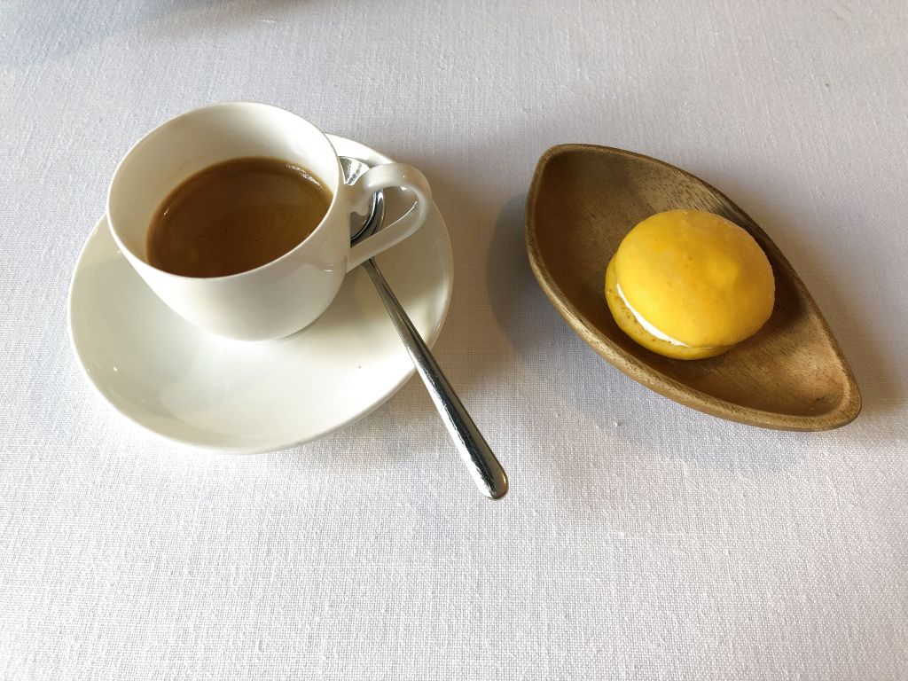 Cafe y macarrón