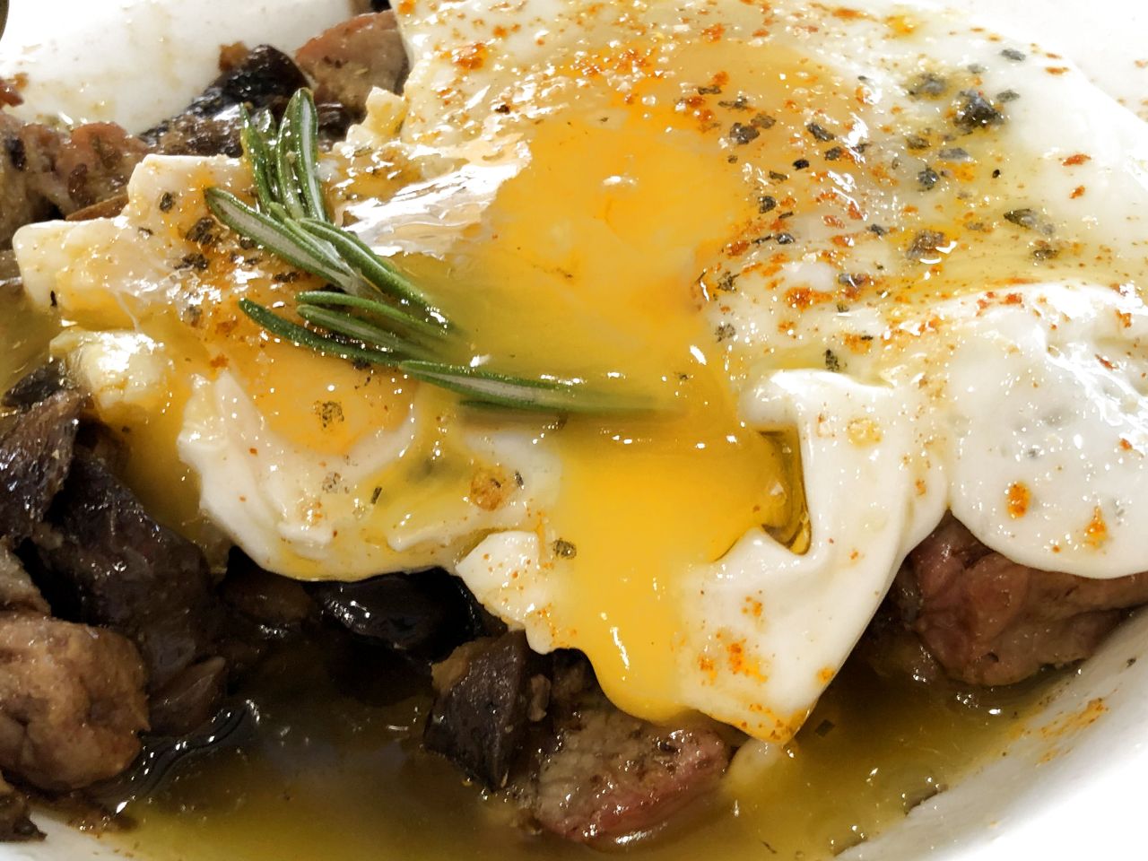 Mollejas, setas y huevos rotos