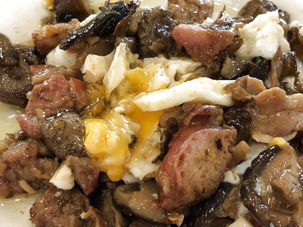 Mollejas, setas y huevos rotos