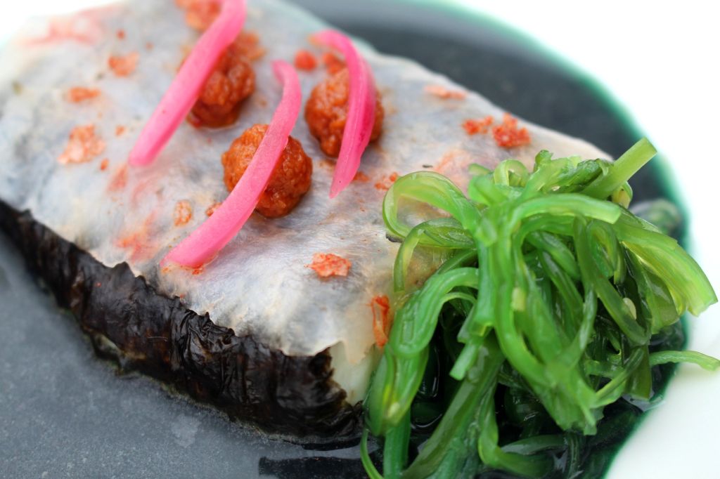 Merluza con langostinos y algas