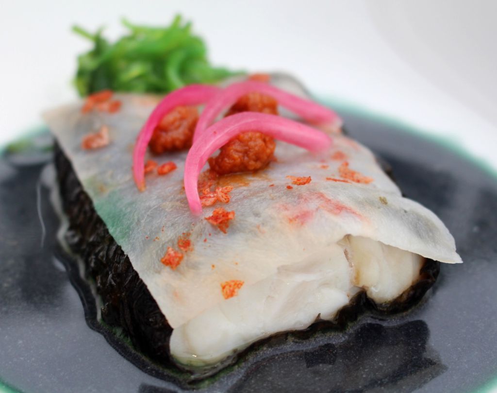 Merluza con langostinos y algas