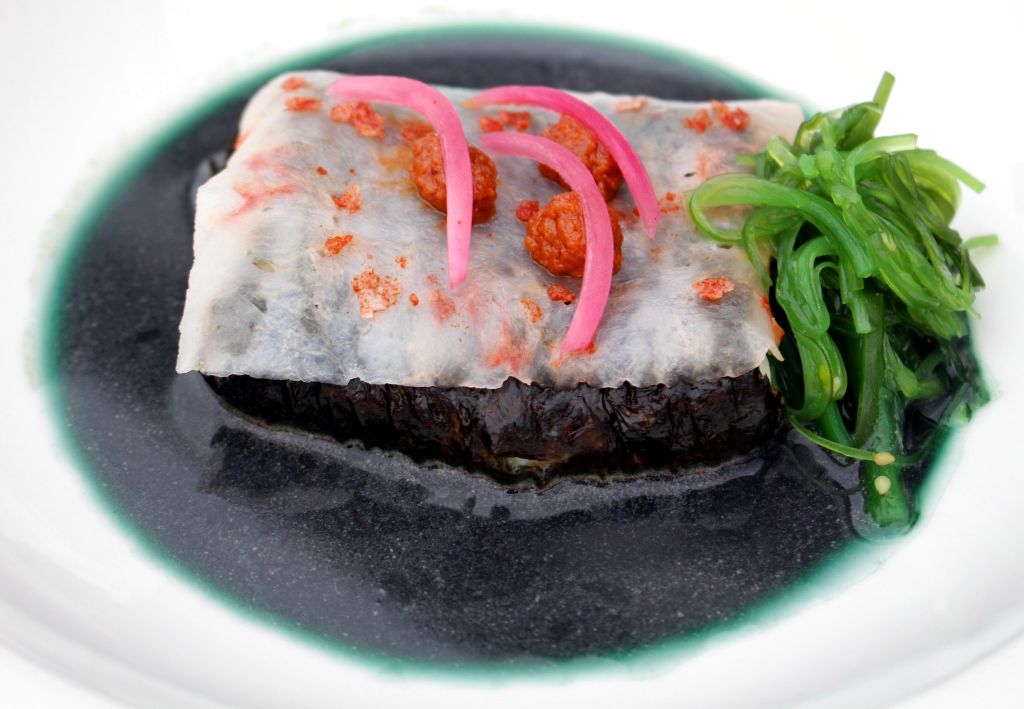 Merluza con langostinos y algas