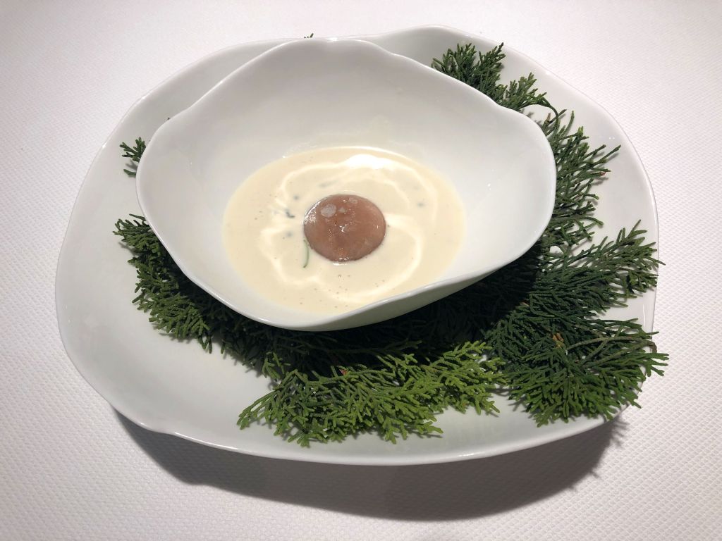 Ajoblanco con huevas de arenque y gamba blanca