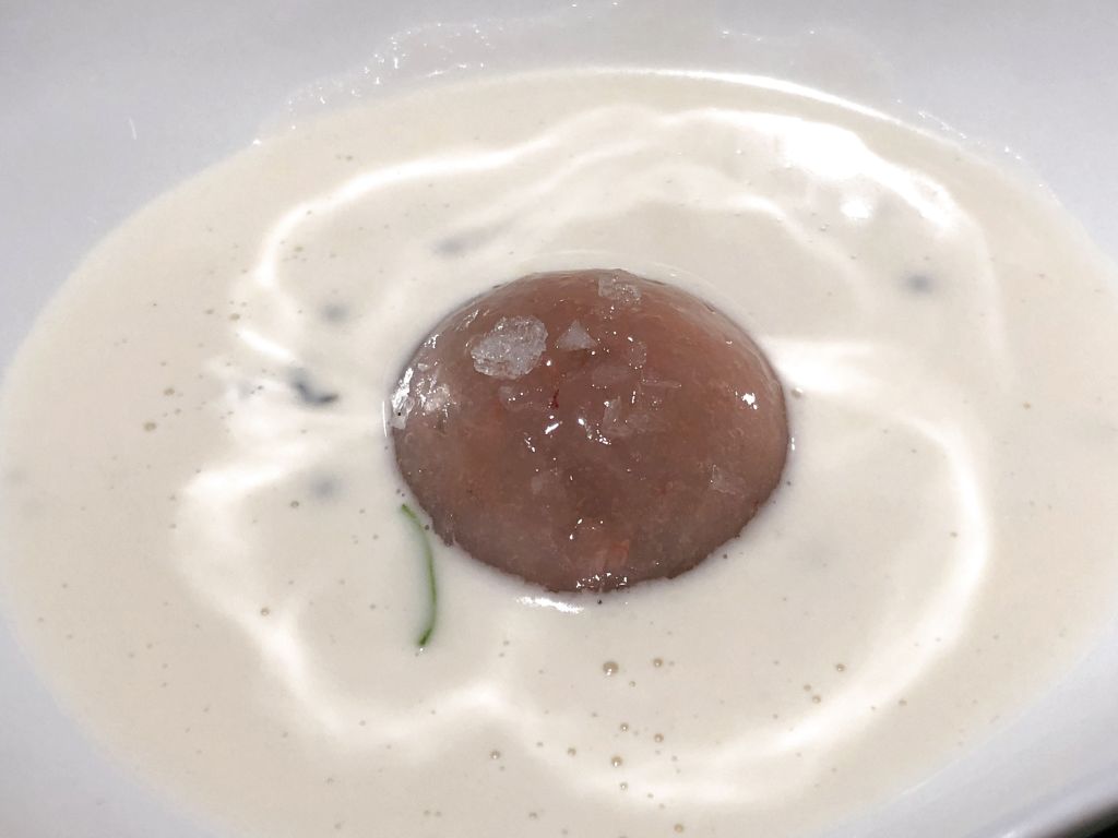 Ajoblanco con huevas de arenque y gamba blanca