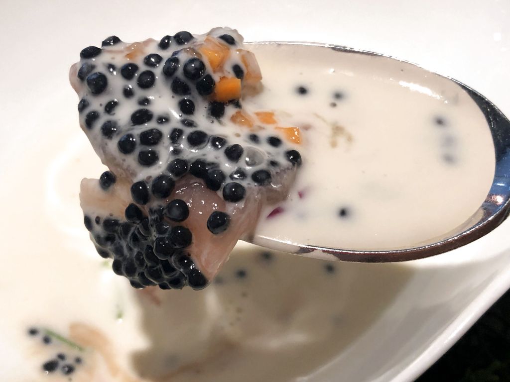 Ajoblanco con huevas de arenque y gamba blanca