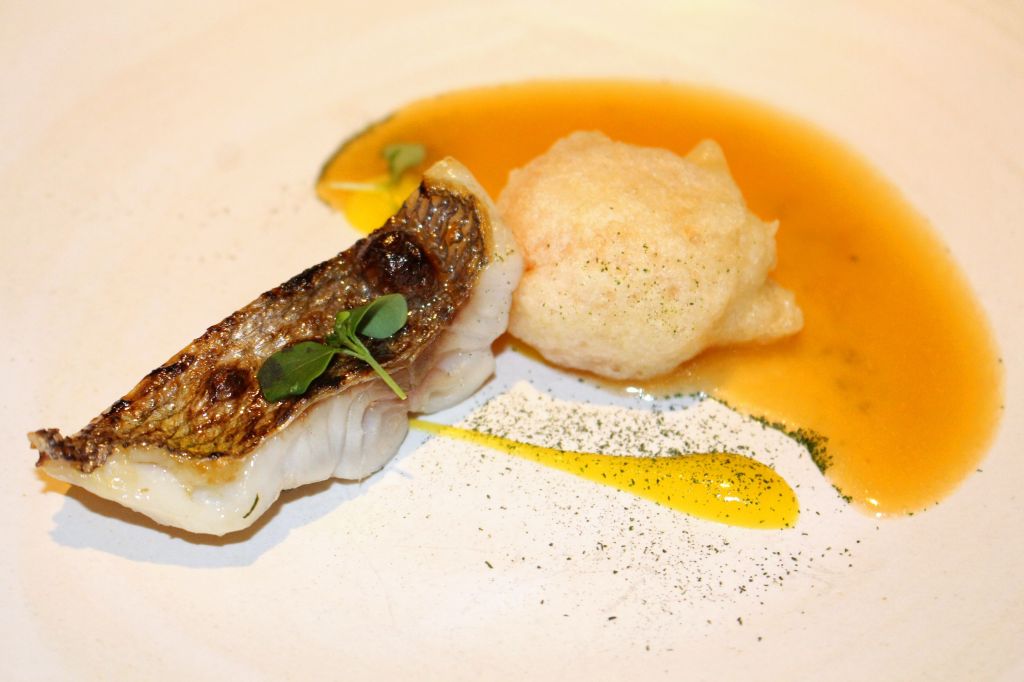 Jugo de roteña y besugo a la brasa