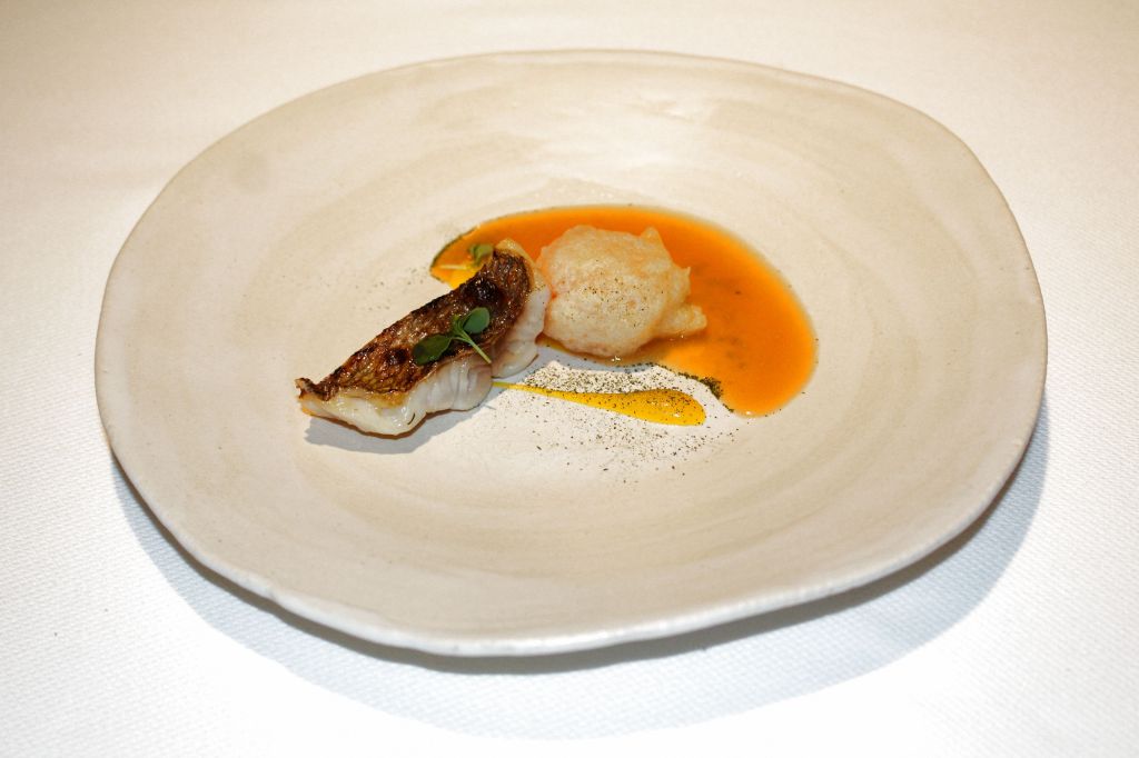 Jugo de roteña y besugo a la brasa