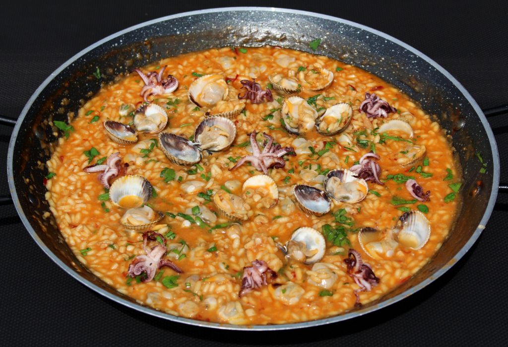 Arroz meloso con berberechos y chipirones