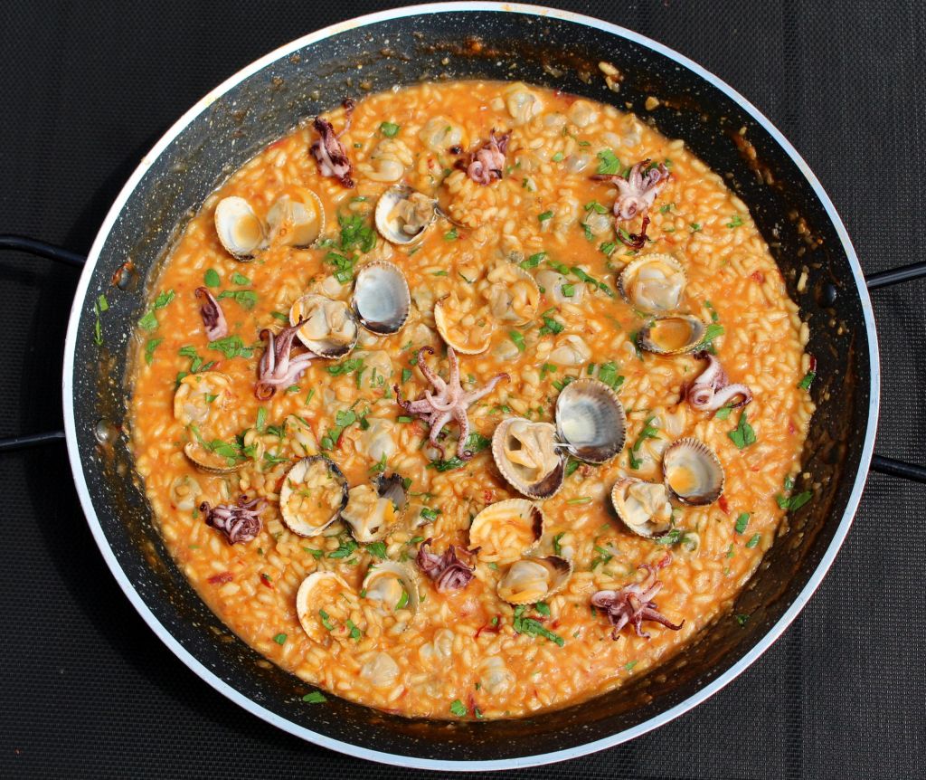 Arroz meloso con berberechos y chipirones