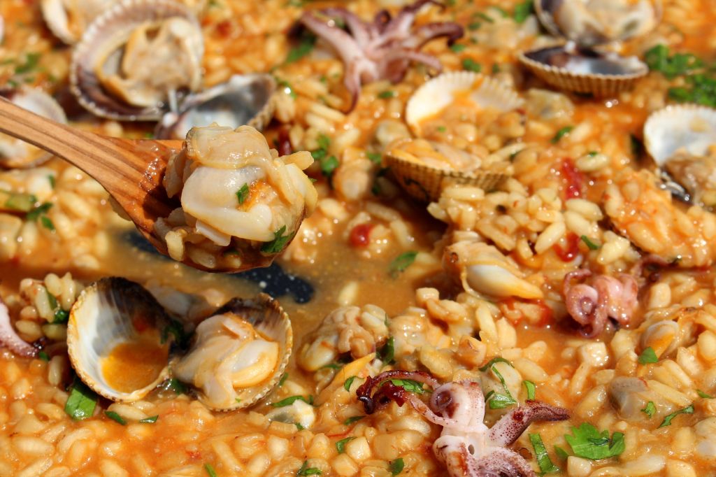 Arroz meloso con berberechos y chipirones