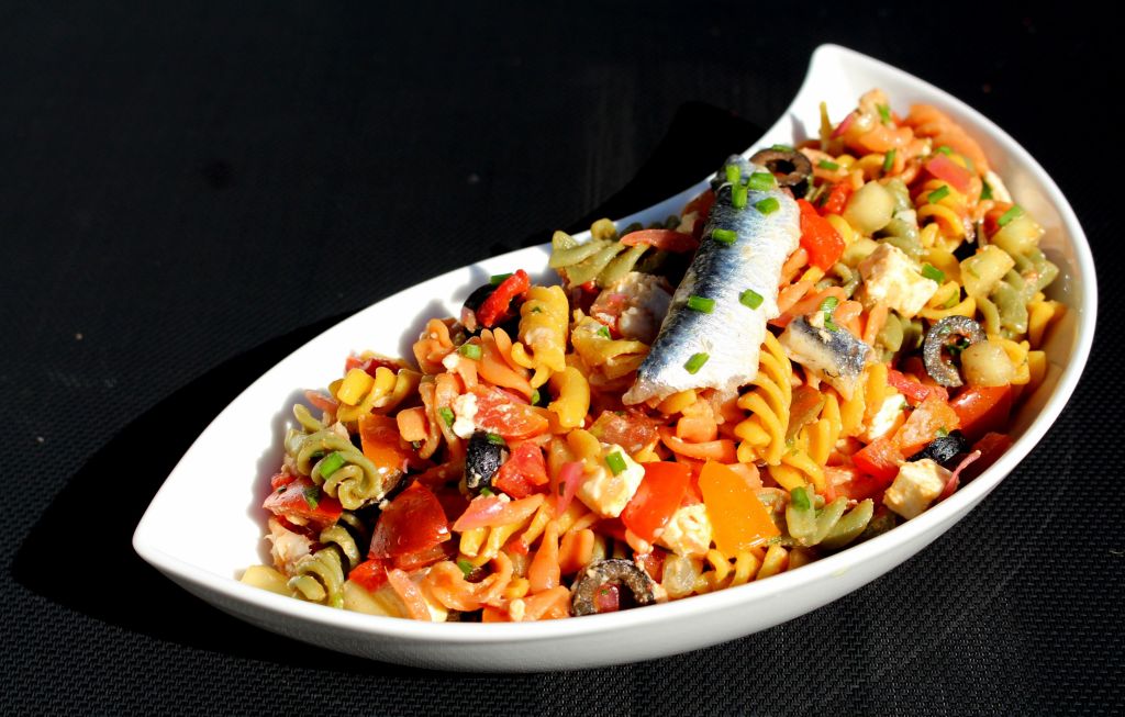 Ensalada Shopska con Pasta y Boquerones
