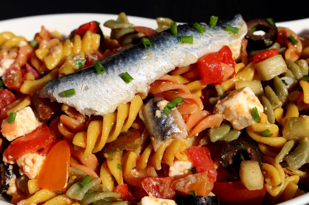 Ensalada Shopska con Pasta y Boquerones