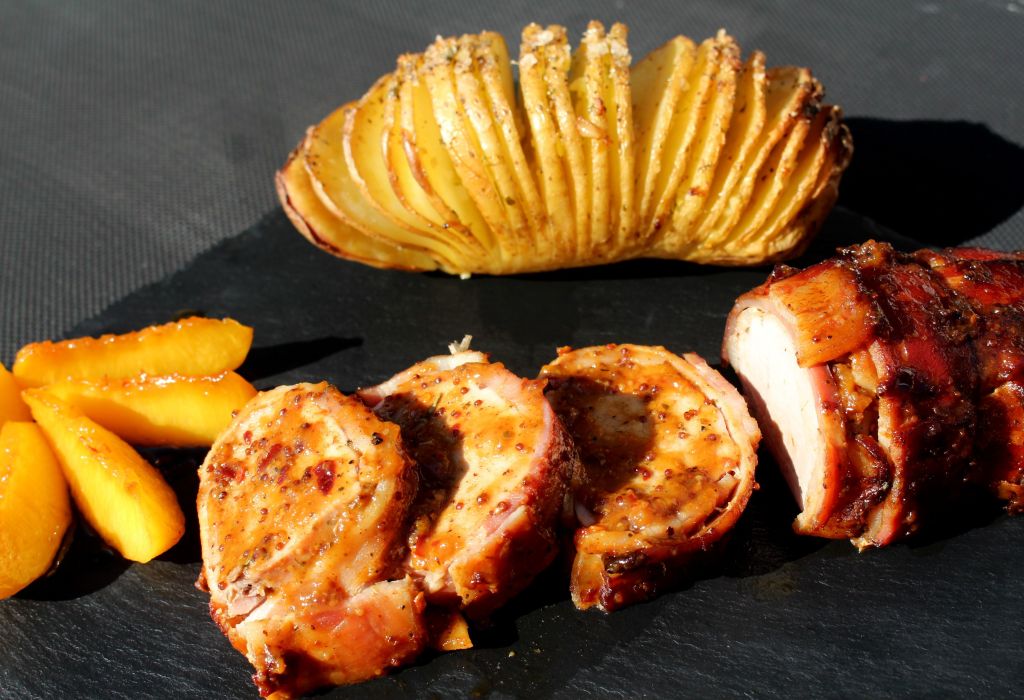 Solomillo de cerdo con bacon y glaseado de melocoton