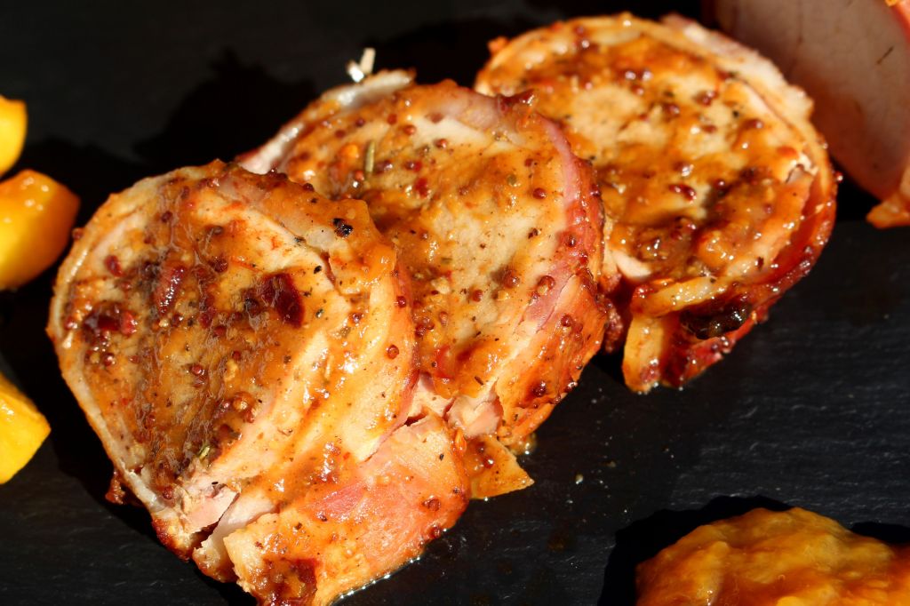 Solomillo de cerdo con bacon y glaseado de melocotón