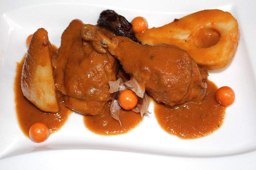 Pollo al tamarindo y chipotle con pera y physalis
