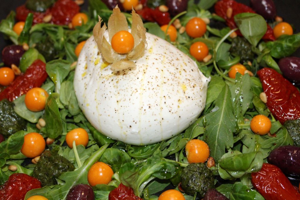 Ensalada de Burrata con Pesto y Physalis
