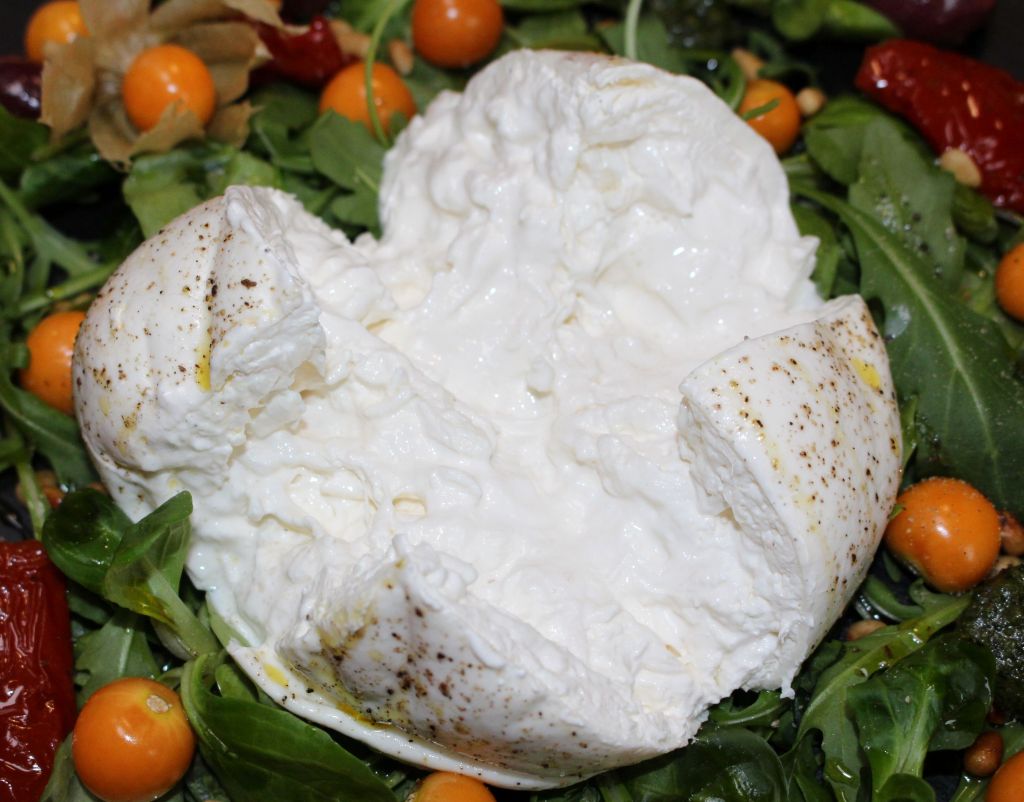 Ensalada de Burrata con Pesto y Physalis