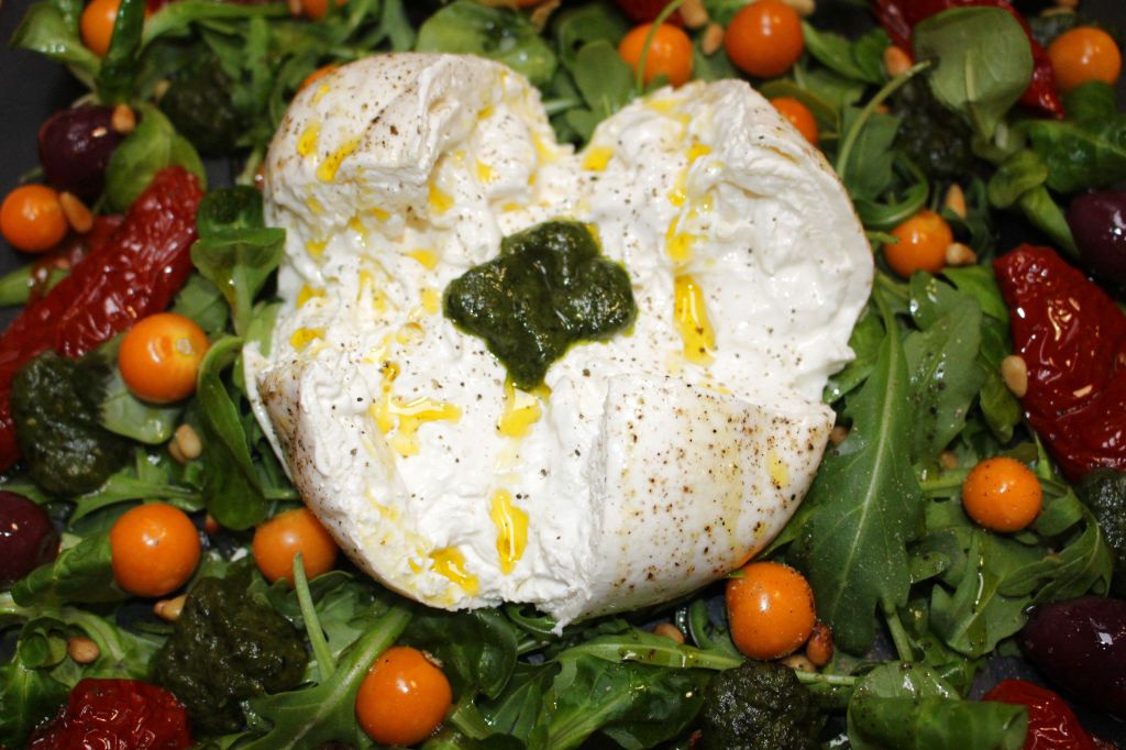 Ensalada de Burrata con Pesto y Physalis