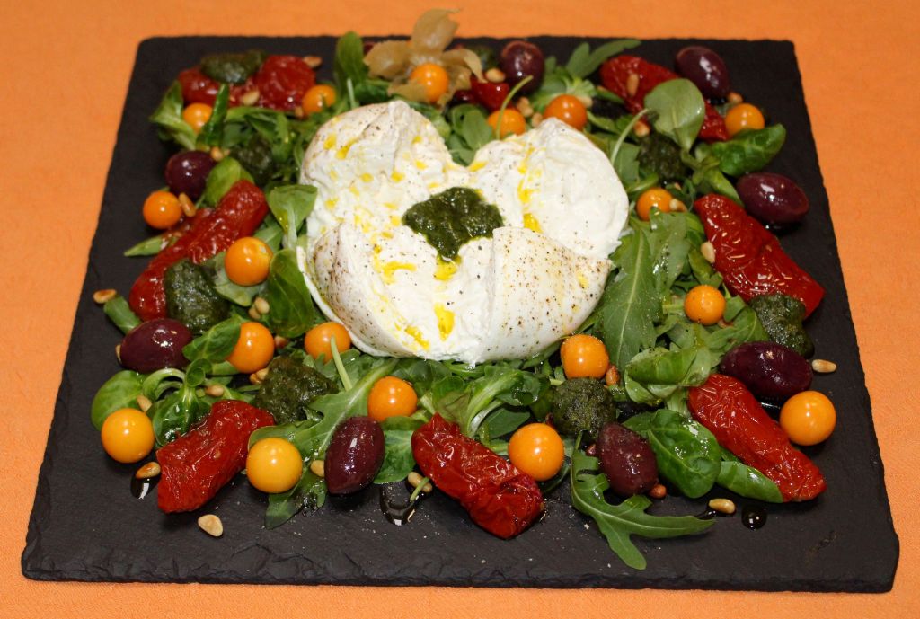 Ensalada de Burrata con Pesto y Physalis