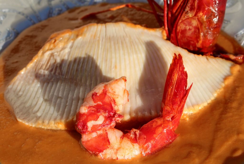 Raya con Salsa de Oricios y Carabinero