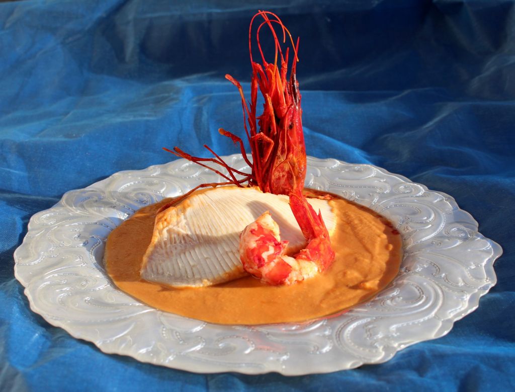 Raya con Salsa de Oricios y Carabinero