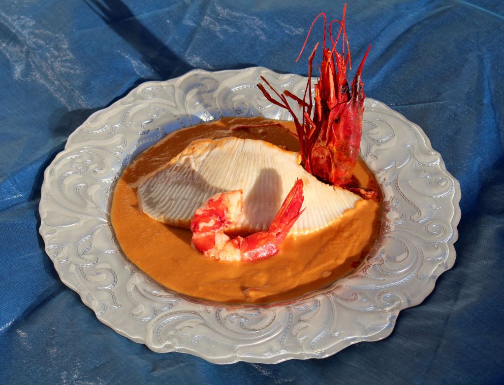 Raya con Salsa de Oricios y Carabinero