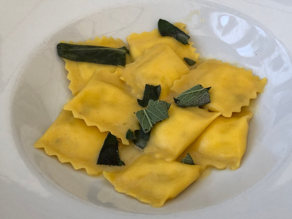 Ravioli con Manteuilla y salvia