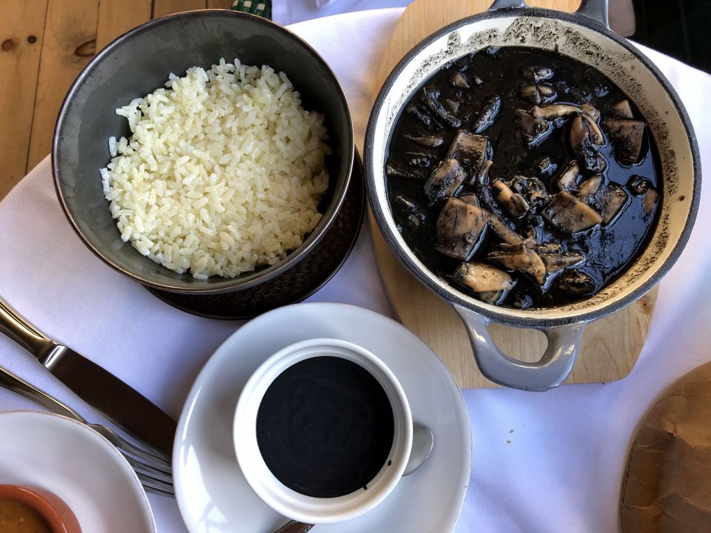 Calamares en su tinta con arroz y alioli