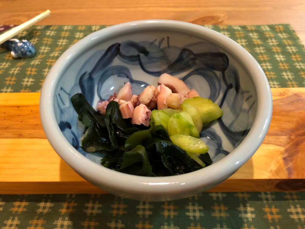 Pulpo, wakame y pepino