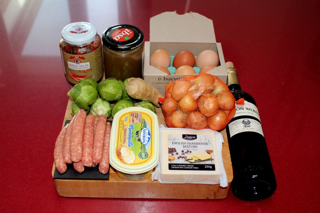 Coles de Bruselas con Salchichas Blancas, Cebollitas Caramelizadas y Huevo