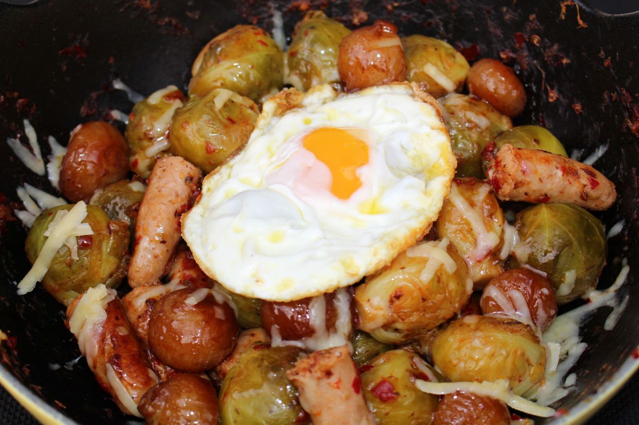 Coles de Bruselas con Salchicha Blanca, Cebollitas Caramelizadas y&nbsp;Huevo