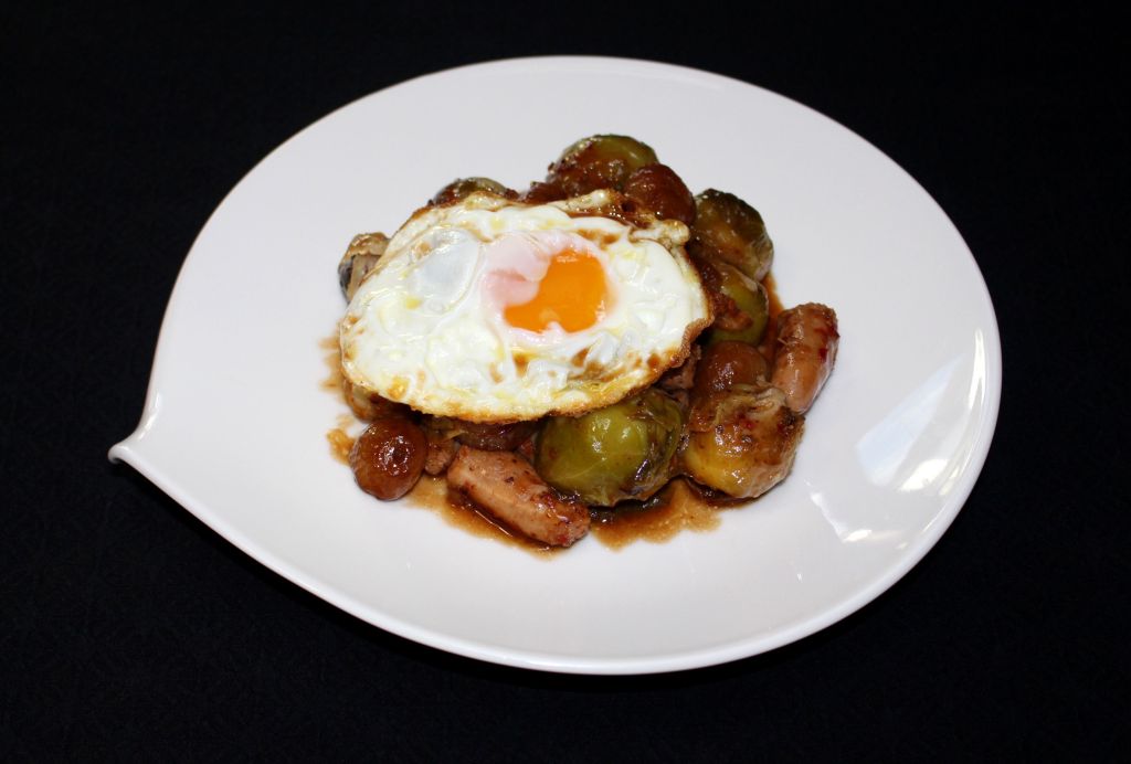 Coles de Bruselas con Salchichas Blancas, Cebollitas Caramelizadas y Huevo