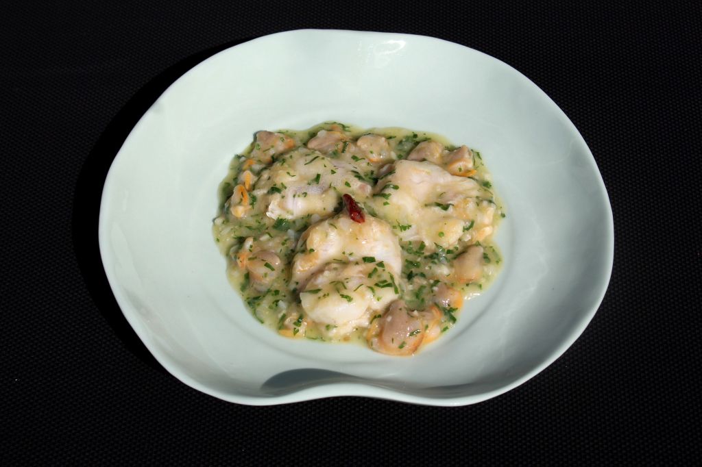 Cocochas de Bacalao con Berberechos en Salsa Verde