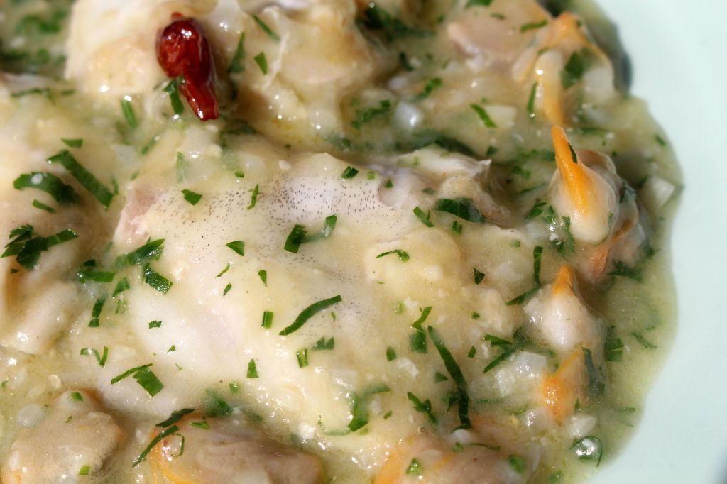 Cocochas de Bacalao con Berberechos en Salsa Verde