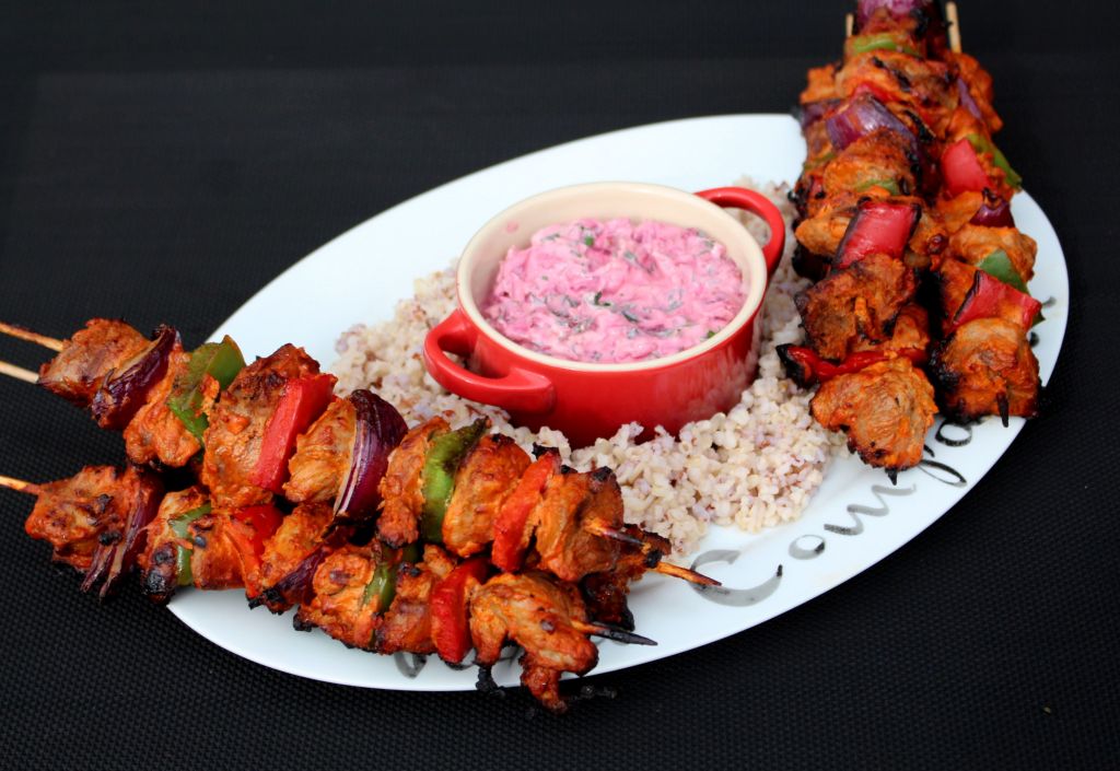 Brochetas de Cordero Tandoori con Salsa Raita