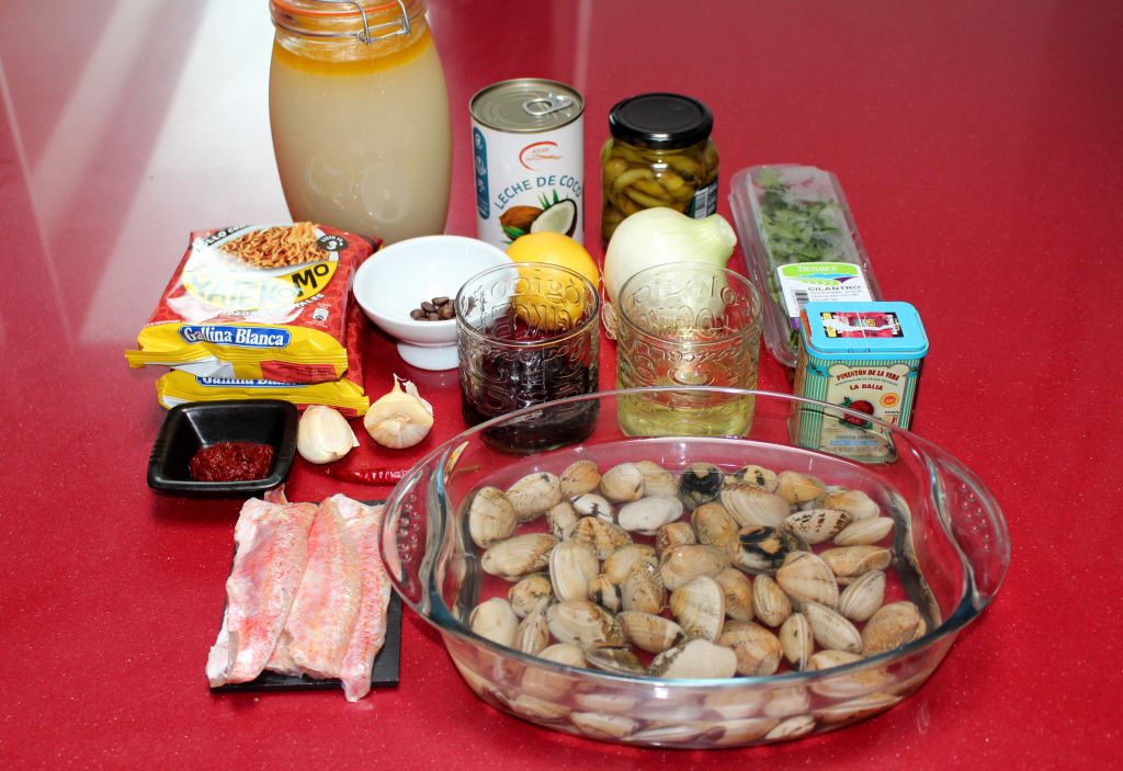 Noodles Caldosos en Coco con Almejas y Salmonete