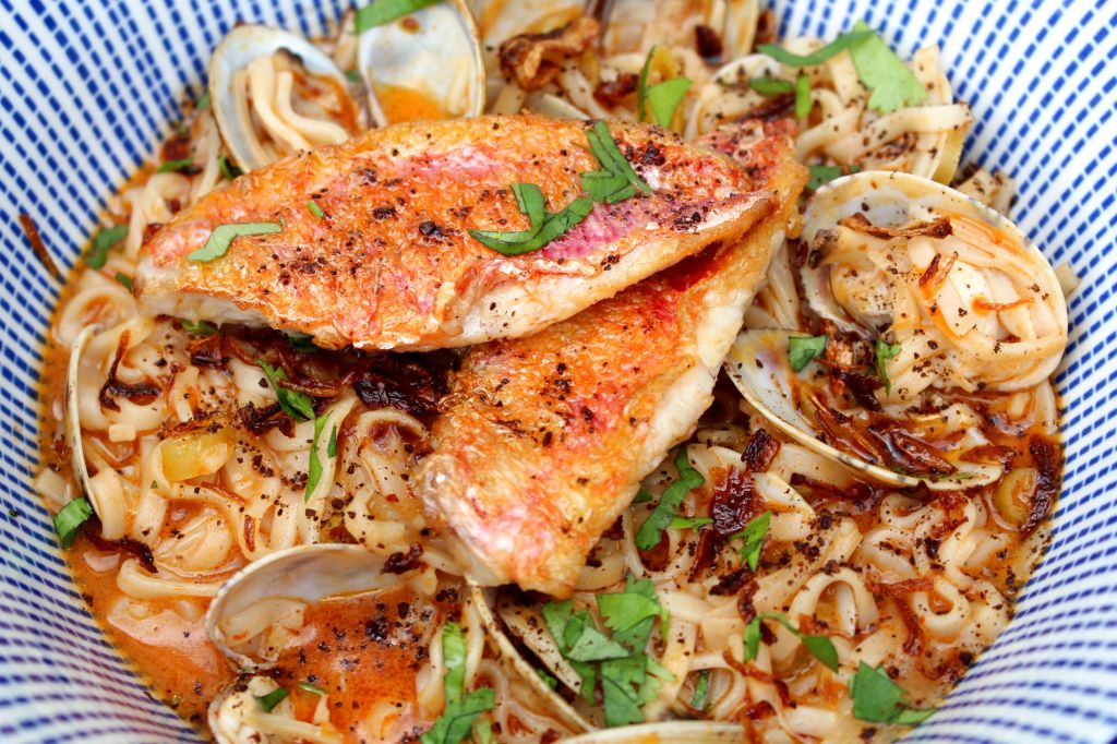 Noodles Caldosos en Coco con Almejas y Salmonete