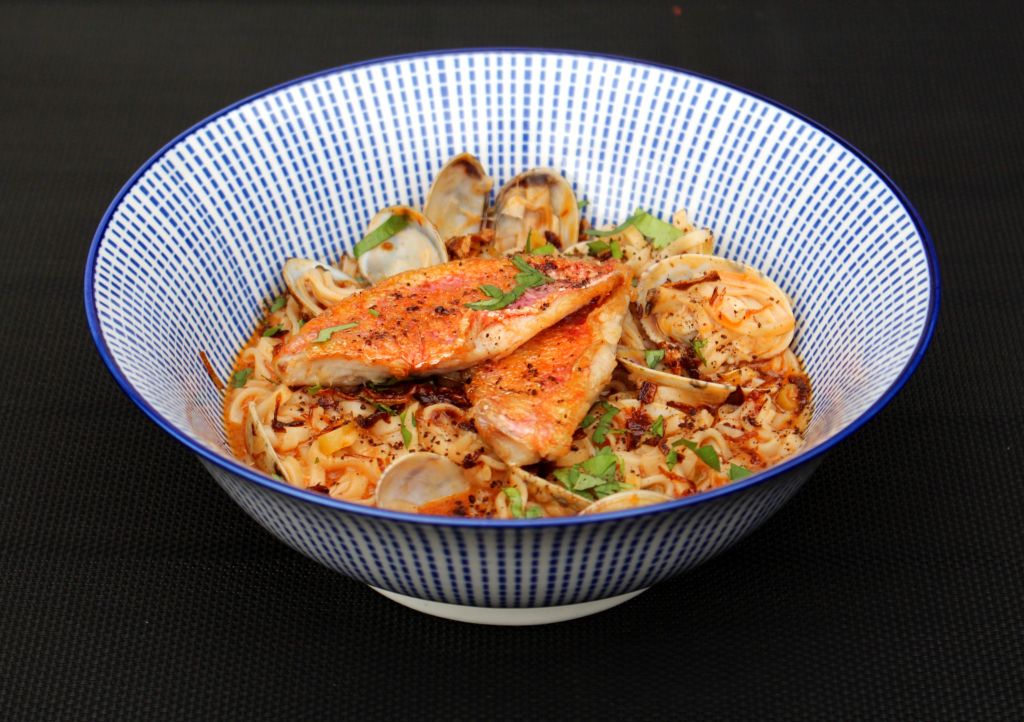 Noodles Caldosos en Coco con Almejas y Salmonete