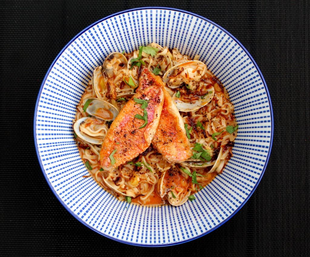 Noodles Caldosos en Coco con Almejas y Salmonete
