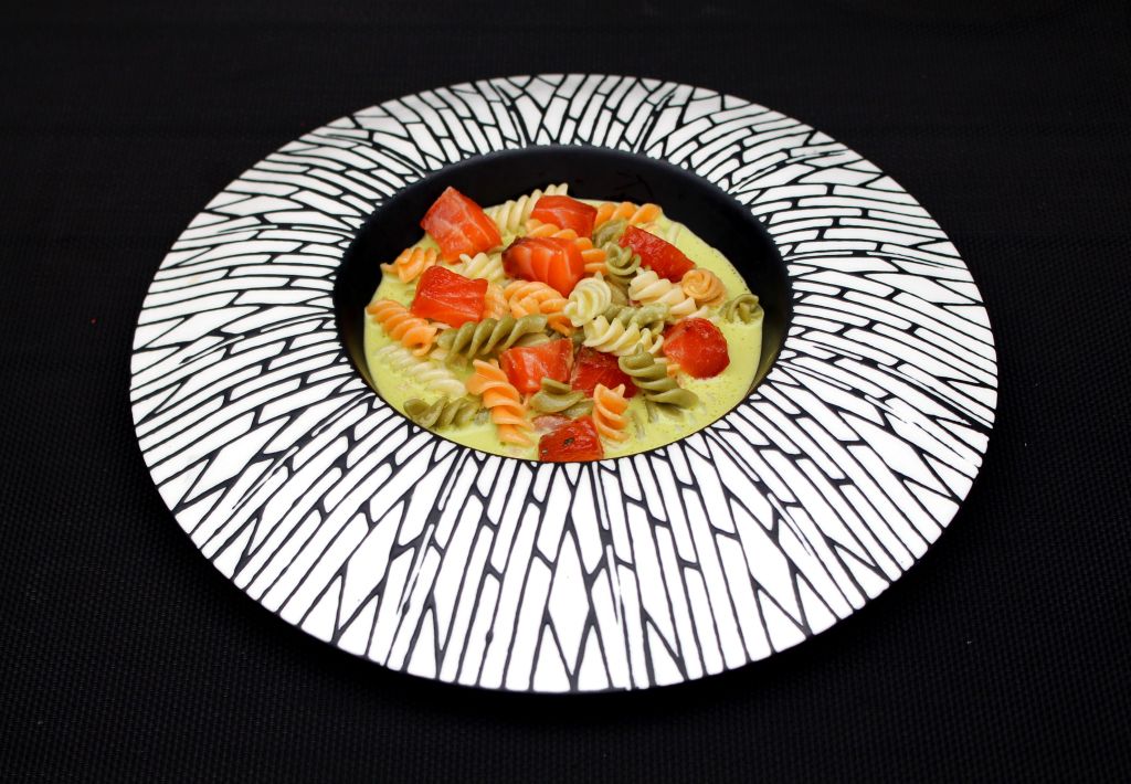 Pasta con Salmón Curado y Gazpacho de Piparras