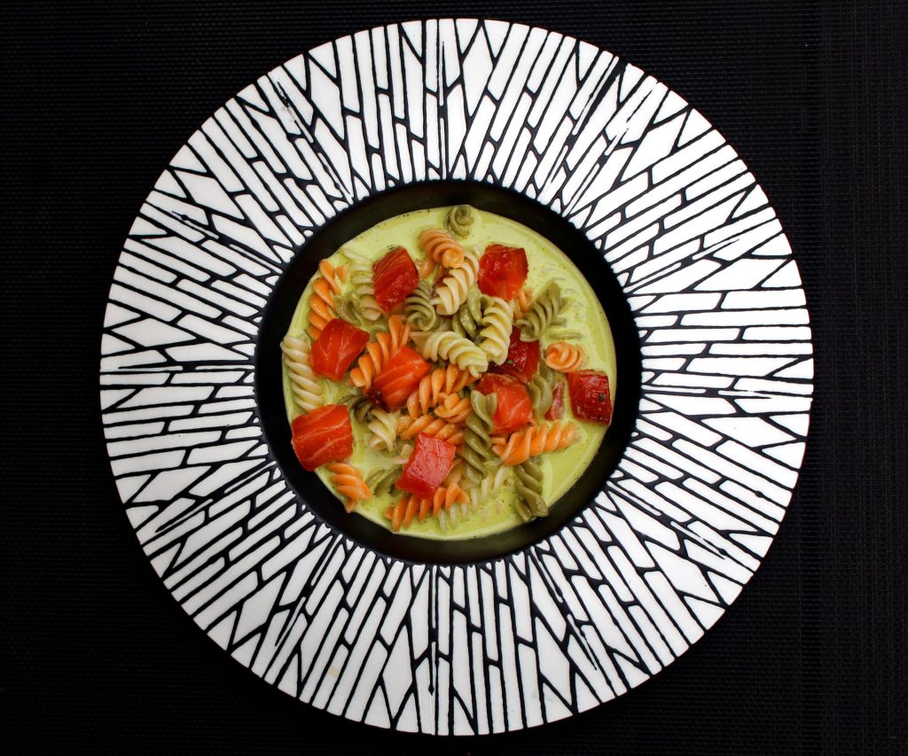 Pasta con Salmón Curado y Gazpacho de Piparras