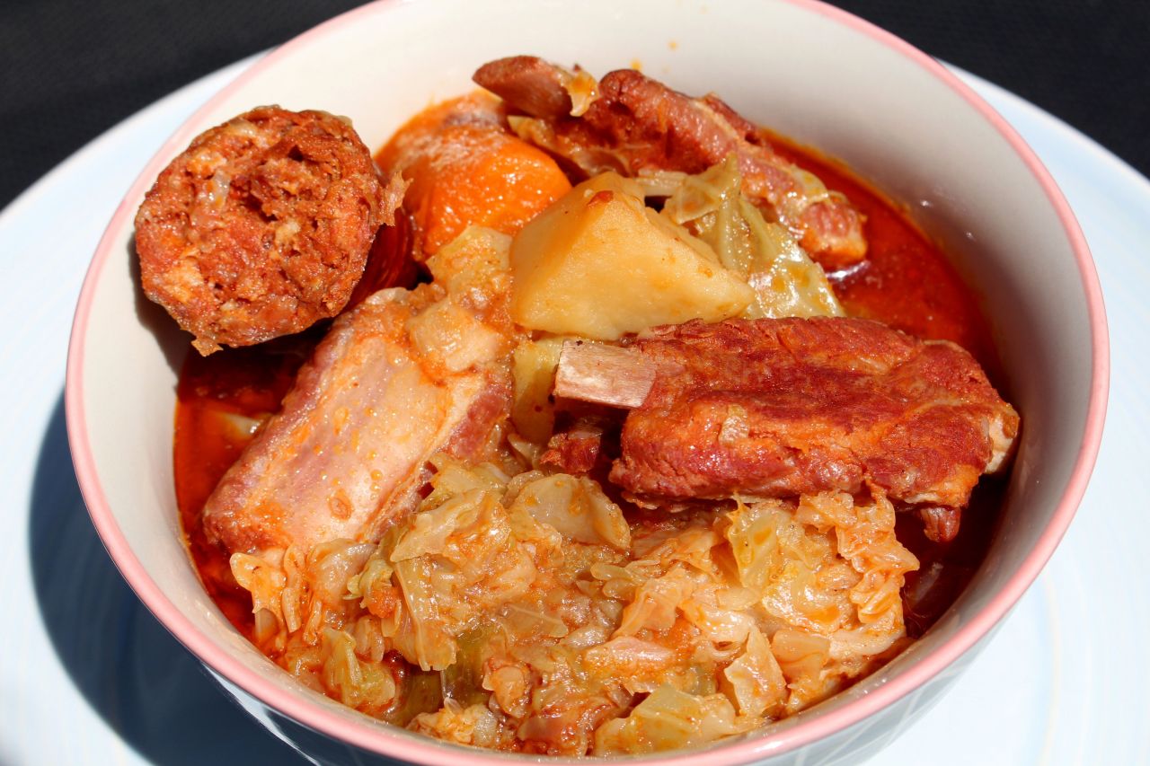 Guiso de Costillas Adobadas con Repollo y&nbsp;Patatas