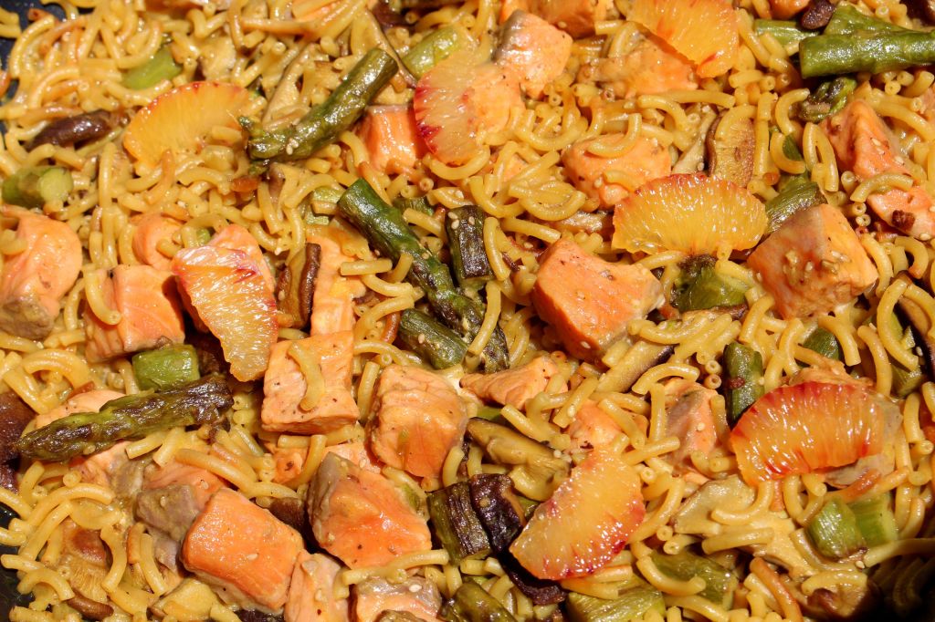 Fideuá de Verduras y Salmón Marinado