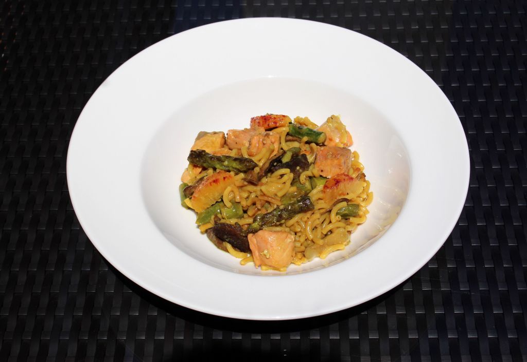 Fideuá de Verduras y Salmón Marinado