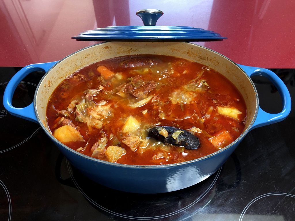 Guiso de Costillas Adobadas con Repollo y Patatas